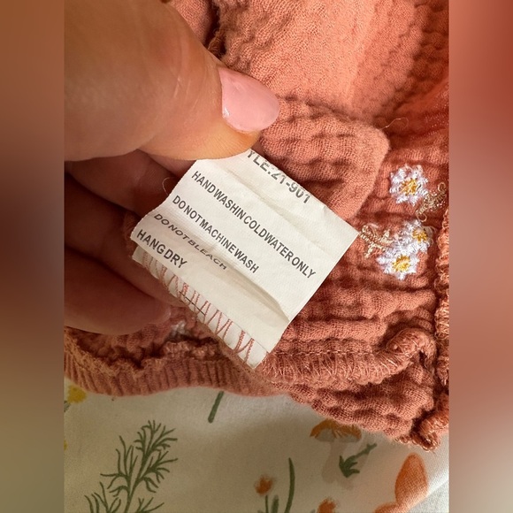 Solitaire Anthropologie size 1X pink daisy embroidered smocked top short sleeve - Picture 9 of 10